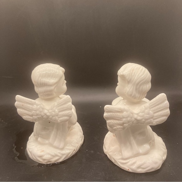 Vntg 5’ porcelain cherub angel figurine candlestick holder set 3.5’ round base - Picture 4 of 11